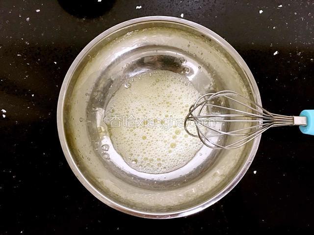 把蛋清和砂糖打发均匀即可，不用过分打发。