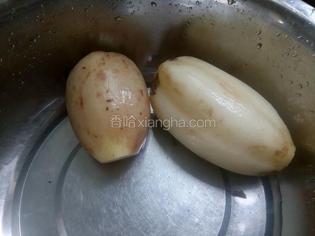 两节嫩藕头，泡水洗净，去皮