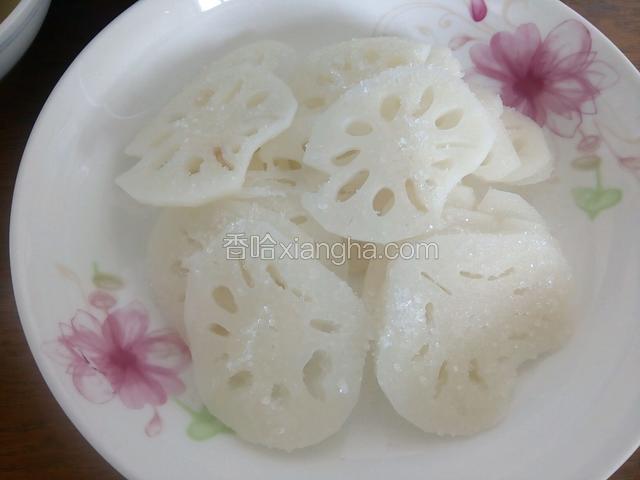 切薄片码在碟子里，撒一层白糖