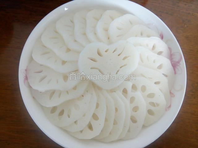 在上面再码放一层，中间的竟然像颗心，哈哈，上面再撒一层白糖，孩子喜甜，我放糖较多