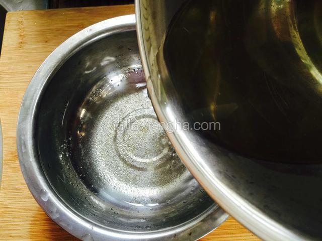 把融化的糖水倒入吉利丁粉的水中。