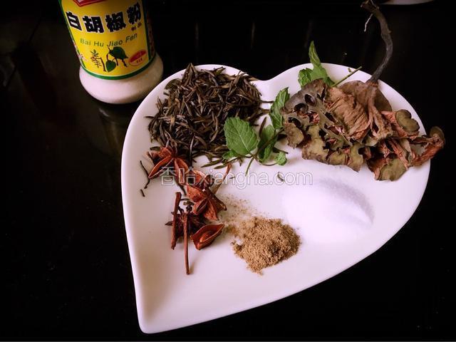 先准备好所需要的调味品，并称好其分量