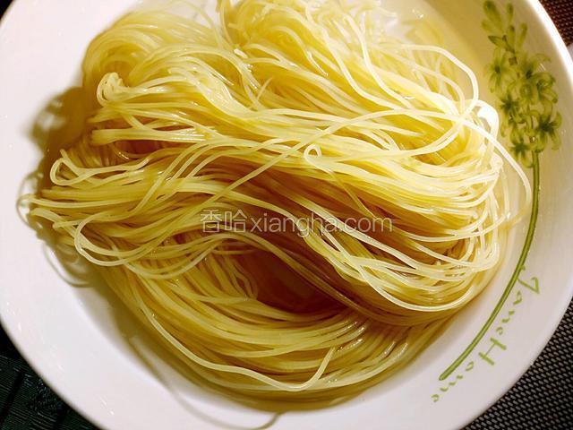 冷面用清水浸泡半小时