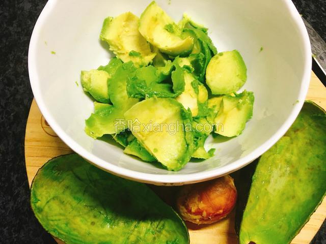 用勺子把牛油果挖出。壳留着备用。