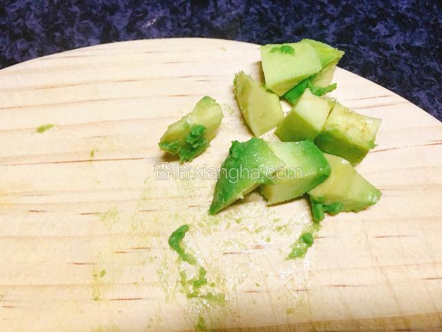 取少量牛油果切丁。