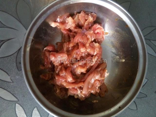 肉切丝，放入碗内加入适量料酒，生抽，生粉，盐，抓匀腌制十分钟