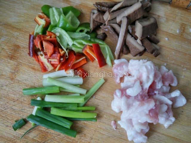 青红椒，豆干洗净切片，葱洗净切段，肉洗净切片(肥瘦肉分开放)，蒜瓣切粒