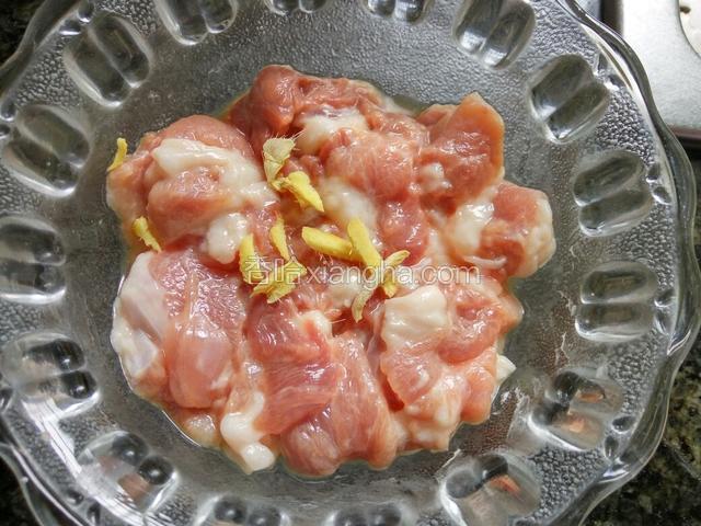 肉切片肥瘦肉分开，瘦肉放入生粉，姜丝，料酒腌制片刻