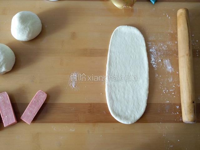取一份松弛好的面团擀开，呈牛舌状