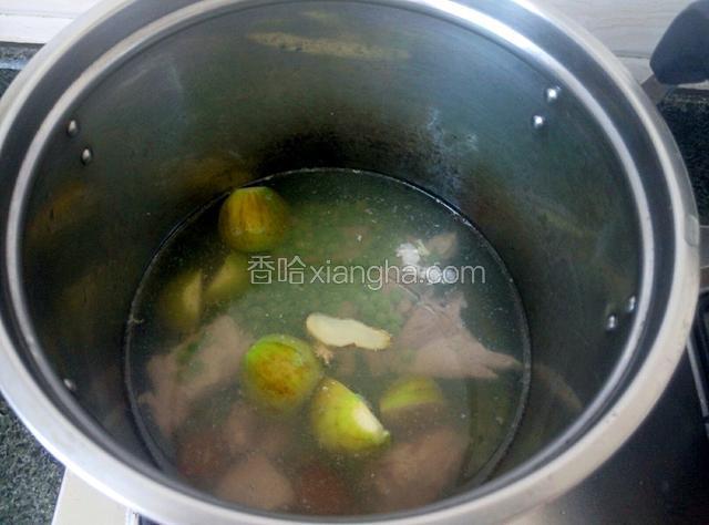 将排骨、青豆、无花果、蜜枣和姜片一起放入，加适量清水，大火煲半小时，转小火再煲半小时，加盐调味即可。