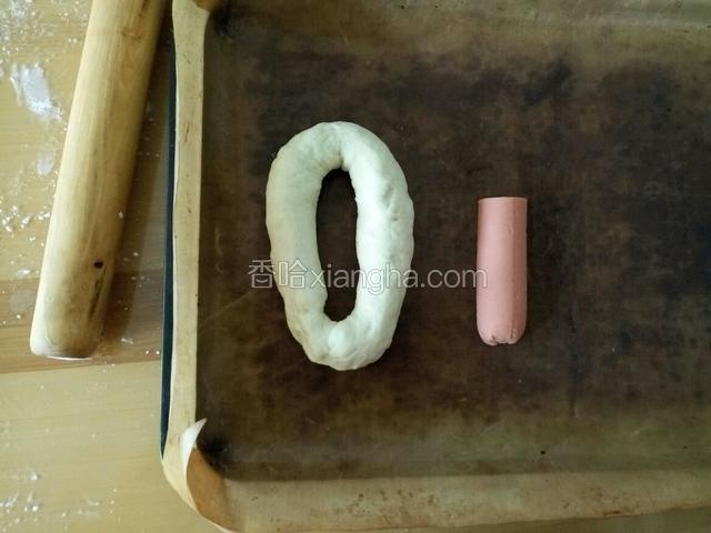 卷好后两头捏紧，成一个o型
