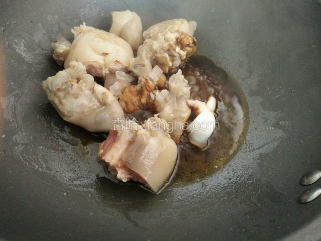 调一碗汁：有老抽，生抽和甜醋，倒在锅里面与猪蹄混合。
