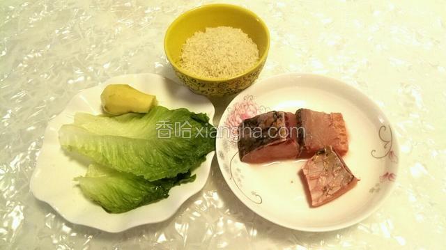 准备材料：生菜洗净。
