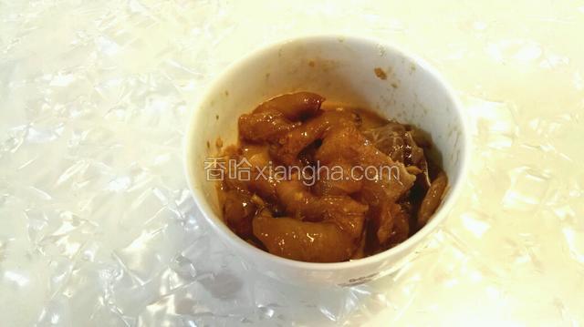 鱼片里加入少量盐，生抽、料酒、姜、胡椒粉、玉米淀粉搅拌均匀腌20分钟