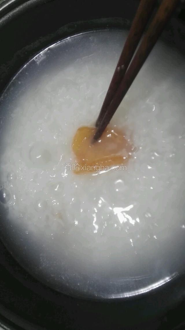 锅里放米和适量冷水，把米煮开花了就加入鱼片，用筷子一片一片的加