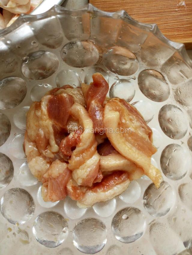 五花肉加适量味极鲜、醋和料酒、盐腌半小时