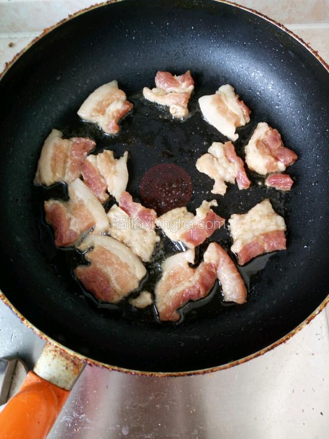 热油，把五花肉铺在油上开始煎