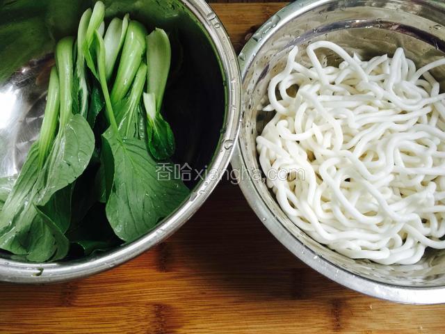 青菜洗干净，土豆粉用水冲开。