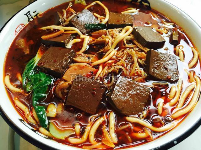 煮熟后倒入盆中。