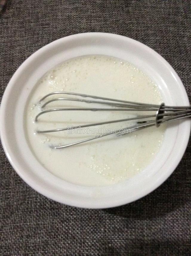 注入牛奶搅匀。