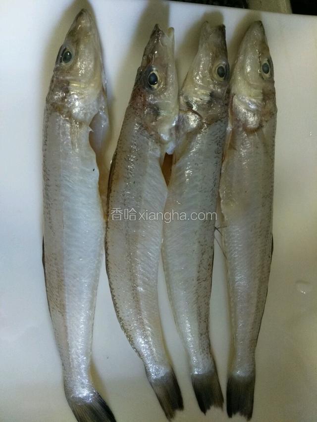 沙丁鱼洗干净，用料酒，盐，腌一下