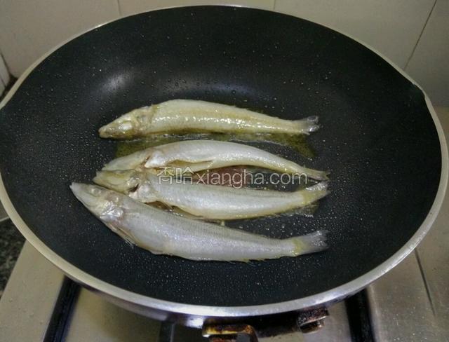 热油锅放沙丁鱼入锅煎