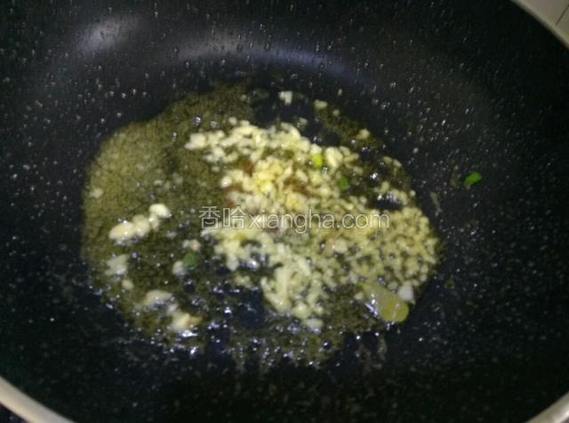 热油锅爆香蒜蓉，姜蓉