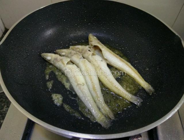 一面金黄翻另一面，两面煎黄出锅备用