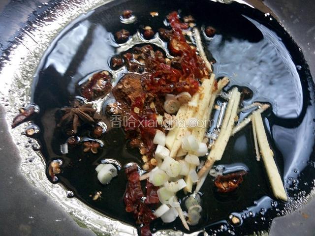 起油锅炒香姜、花掓、干椒
