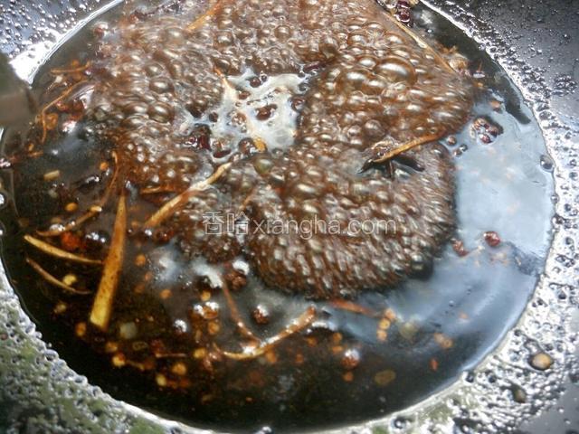 加入适量水、豉油、味极鲜、料酒和盐，烧沸