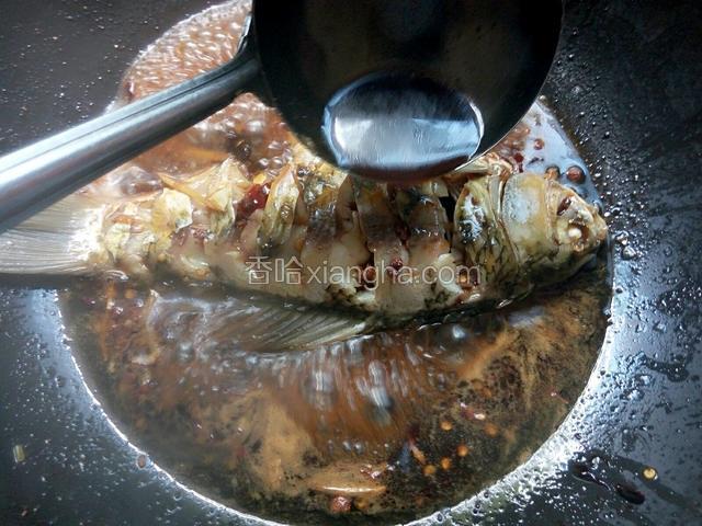 用炒勺不的往鱼身浇开汤，煮两分钟