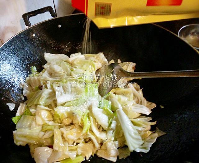 最后调入鸡精或味精炒匀即可出锅！
加点生抽也可以提鲜，所以前面盐别加够后面在调入鸡精之前可以淋入少许生抽。