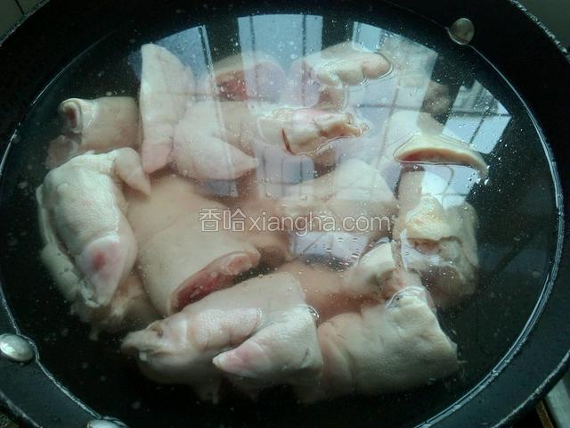 锅中放入凉水，猪蹄煮开。水开后煮5分钟即可。