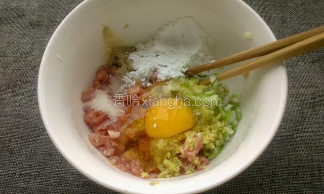 猪肉馅放打碗里，打入鸡蛋，放盐胡椒粉，淀粉，葱姜末，顺一个方向搅拌均匀