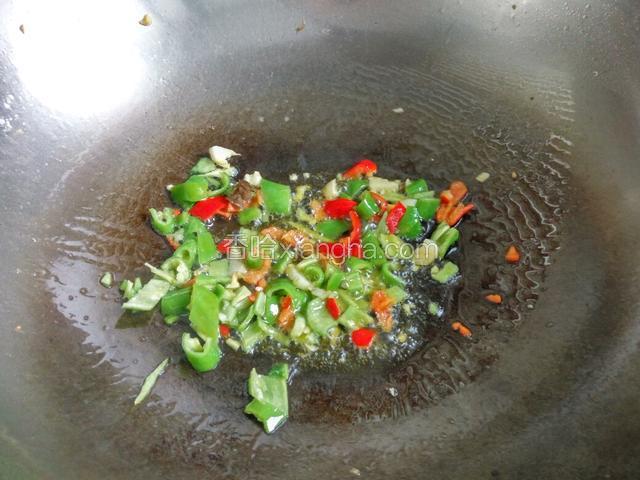 锅内在下油放入蒜粒，辣椒粒炒香