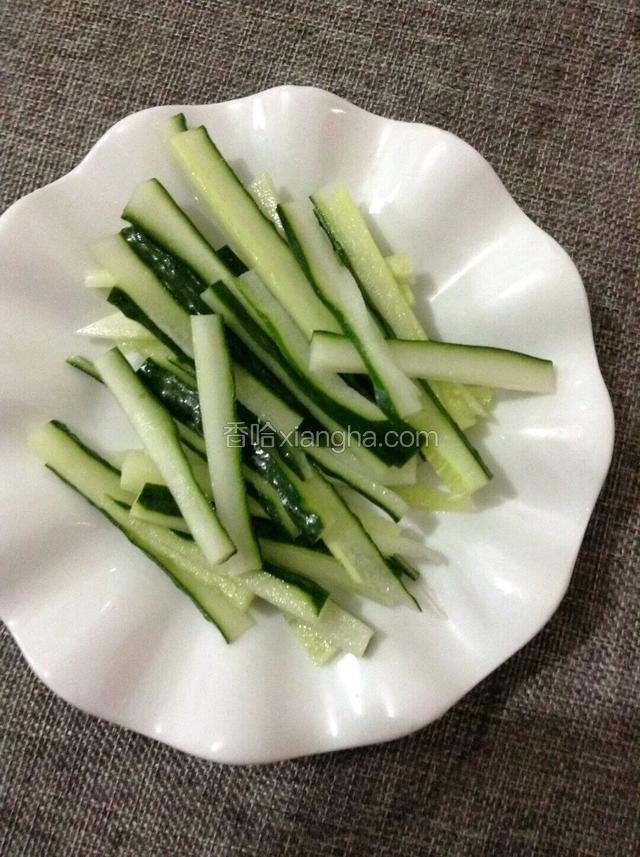 黄瓜切成细条。