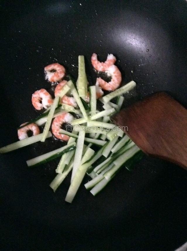 下入黄瓜。
