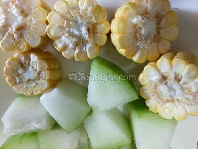 玉米切段，冬瓜去皮，切块