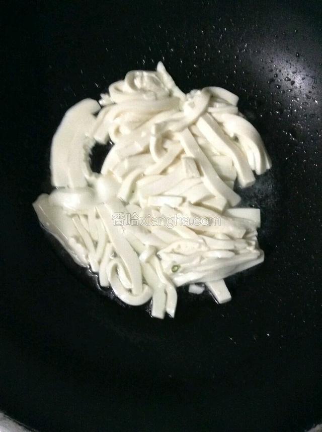 锅中放适量油，先下豆腐稍稍煎一下。