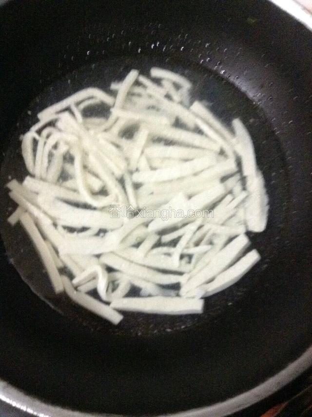 注入适量清水大火烧开。