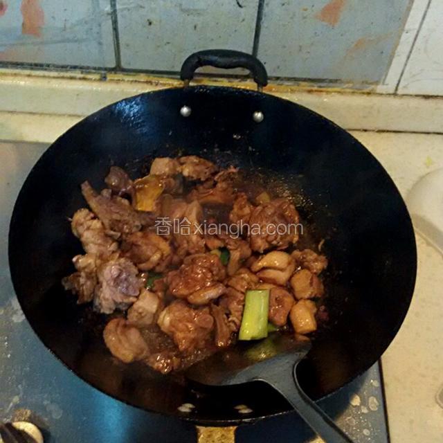 下入鸭块，倒入老抽翻炒均匀。