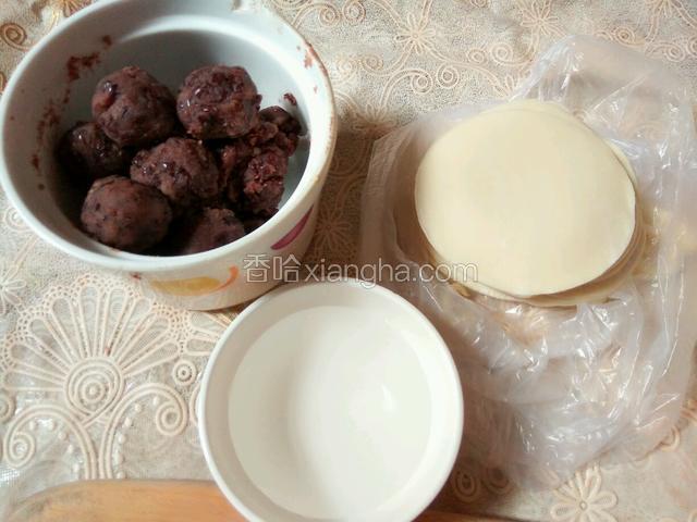 红豆沙馅做好，准备饺子，和水