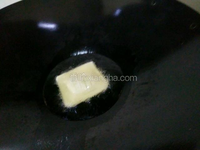 锅里下油七分热把红豆派下去炸（油要放多点）