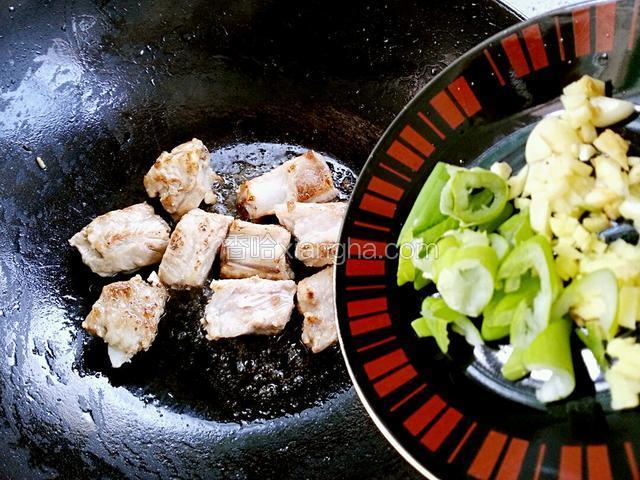 放入葱姜蒜，翻炒均匀