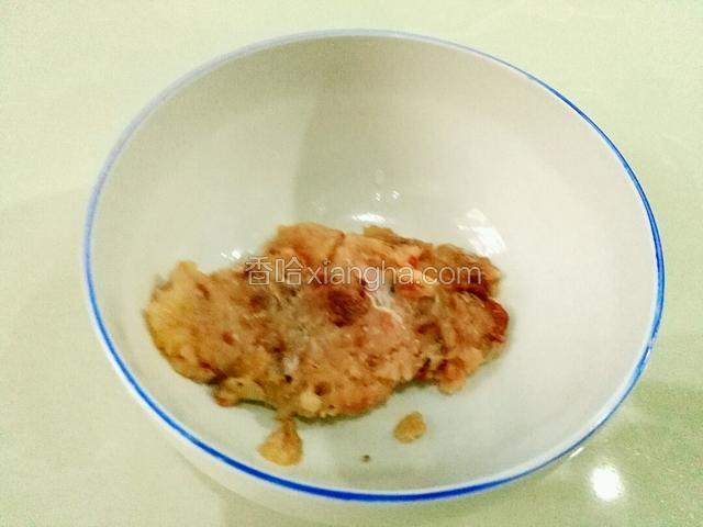 备好草鱼肉适量。去鱼皮鱼骨剁碎。