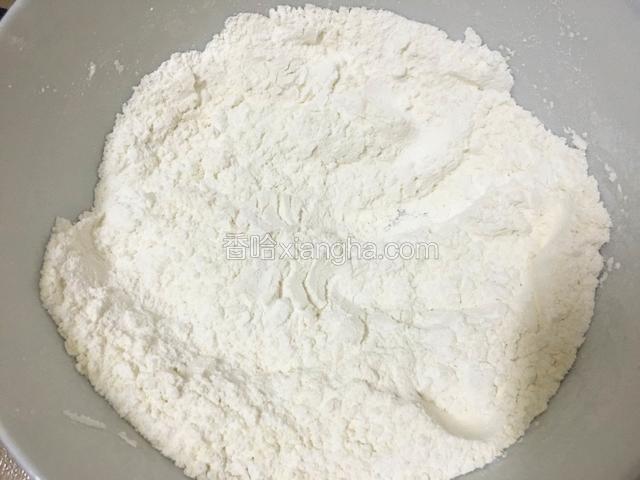 把糯米粉，粘米粉，澄粉，糖粉全部倒入碗中。