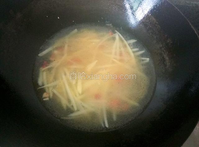 倒入适量的水，煮滚8分钟左右，土豆粉软。