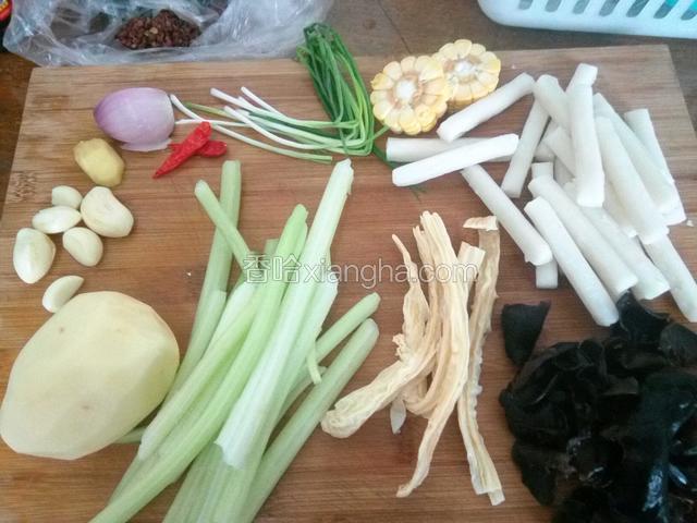 准备配菜洗净切段