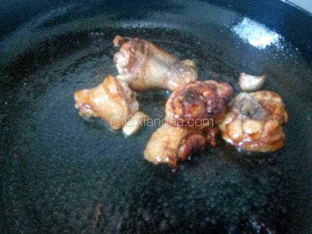 倒入鸡腿，加料酒，生抽，老抽煎熟