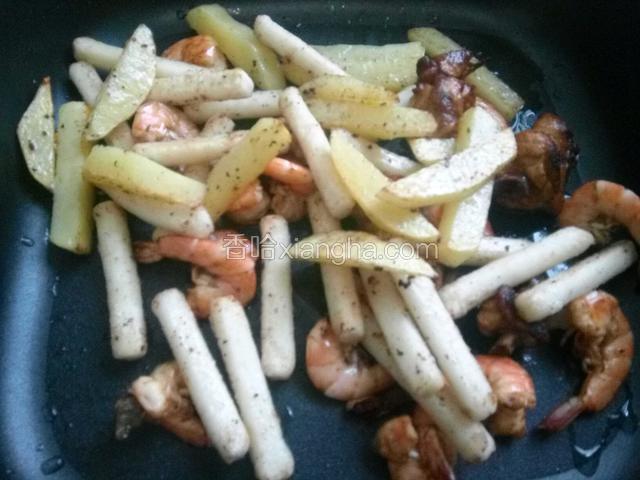 倒入炒好的虾里备用